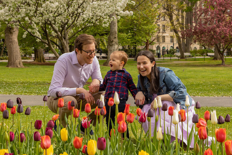 micah juega con sus padres en el Boston Public Garden