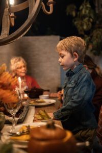 Joven en la mesa de la cena de Acción de Gracias