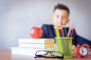 niño joven, sentado, en, aula, pupitre