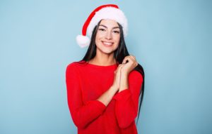 mujer sonriente, llevando, un, santa sombrero